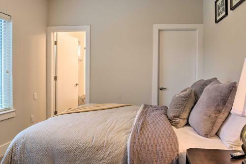 Airy Houston Townhome With Rooftop And Balcony!