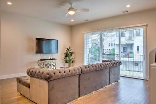 Airy Houston Townhome With Rooftop And Balcony!