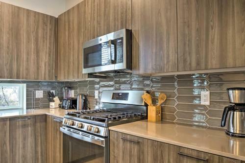 Airy Houston Townhome With Rooftop And Balcony!