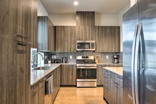 Airy Houston Townhome With Rooftop And Balcony!