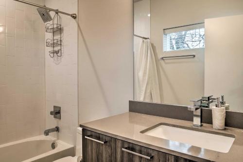 Airy Houston Townhome With Rooftop And Balcony!