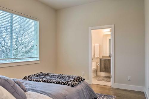 Airy Houston Townhome With Rooftop And Balcony!