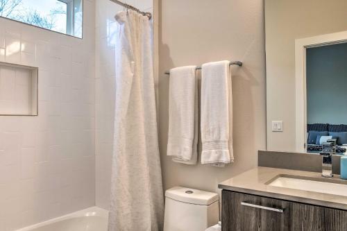 Airy Houston Townhome With Rooftop And Balcony!