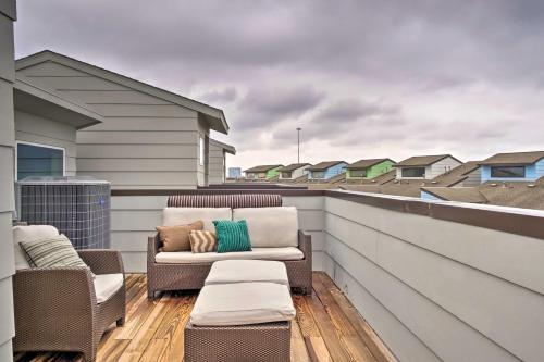 Airy Houston Townhome With Rooftop And Balcony!