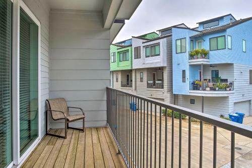 Airy Houston Townhome With Rooftop And Balcony!