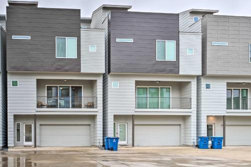 Airy Houston Townhome With Rooftop And Balcony!