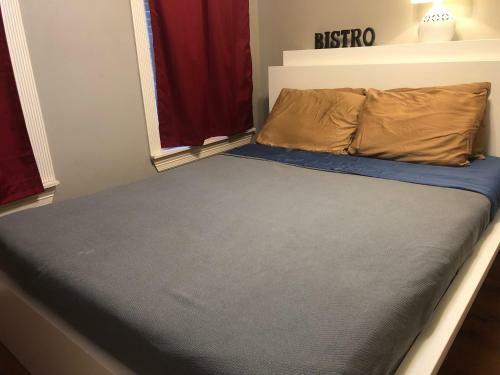 Montrose Hist Dist- Purple 2 Br Apartment