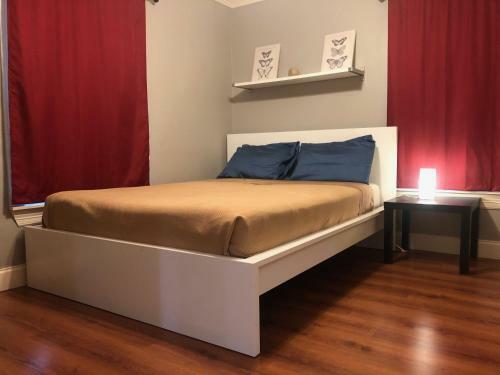 Montrose Hist Dist- Purple 2 Br Apartment