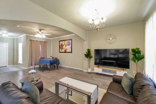 Houston Retreat With Office Less Than 17 Mi To Midtown!