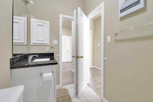 Houston Retreat With Office Less Than 17 Mi To Midtown!