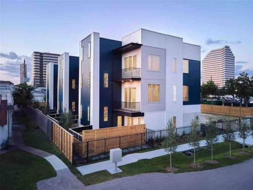 Villa Luxury 3-bed Galleria Area Townhouse