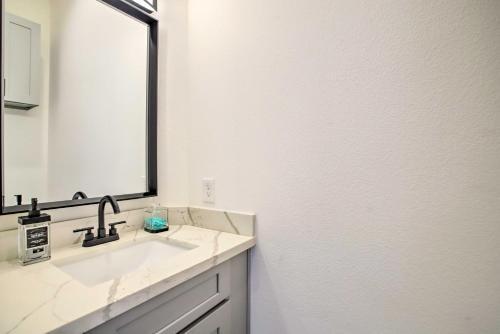 Luxe And Upscale Retreat Less Than 2 Mi To Dtwn Houston