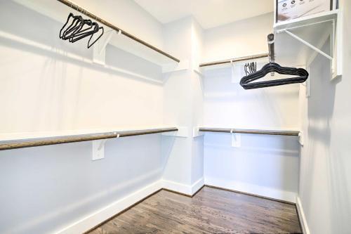 Chic, Modern Houston Townhome In Museum Park!