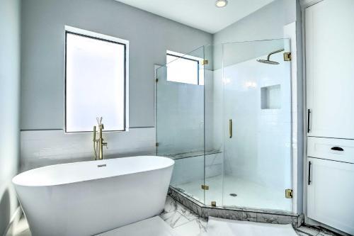 Chic, Modern Houston Townhome In Museum Park!