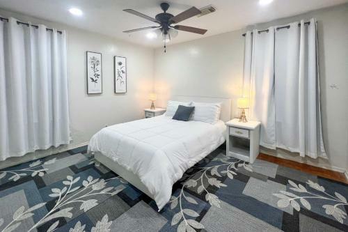 Modern Farmhouse Yard, 5 Miles To Airport!