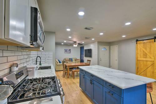 Modern Farmhouse Yard, 5 Miles To Airport!