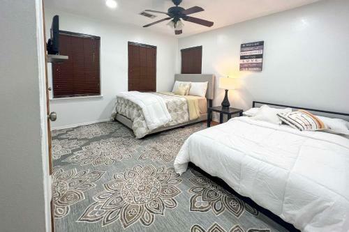 Modern Farmhouse Yard, 5 Miles To Airport!