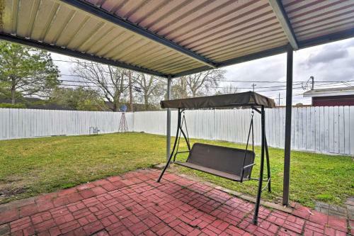 Modern Farmhouse Yard, 5 Miles To Airport!