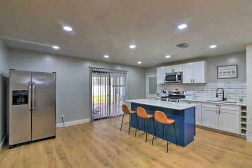 Modern Farmhouse Yard, 5 Miles To Airport!