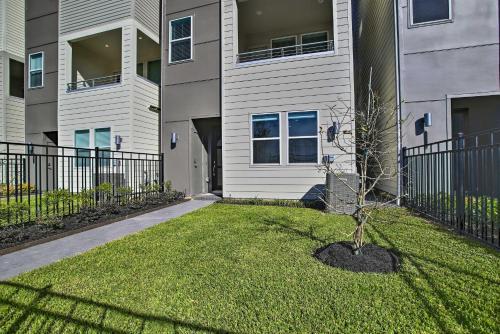 Modern Houston Home With Rooftop Patio And Views!