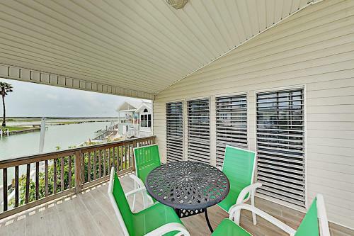 Long Island Village 782 E Oyster Dr