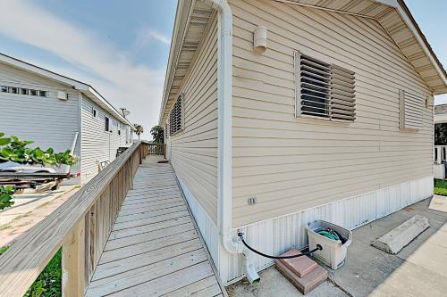 Long Island Village 782 E Oyster Dr