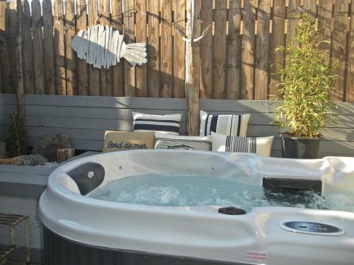 Apartamento Studio Du Lac - Waterfront Accommodation For 2 With Private Jacuzzi