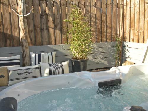 Apartamento Studio Du Lac - Waterfront Accommodation For 2 With Private Jacuzzi