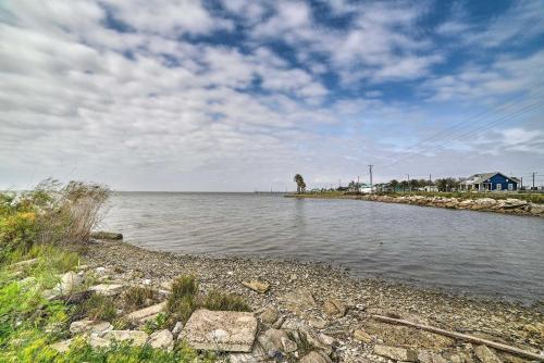Seadrift Cottage With Deck - 5 Blocks To Hynes Bay!