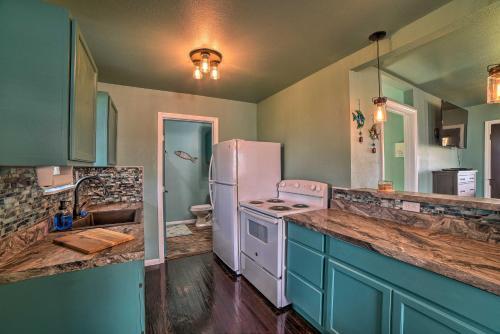 Seadrift Cottage With Deck - 5 Blocks To Hynes Bay!