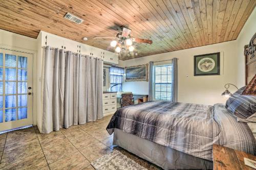 Rustic Getaway With Grill - On San Antonio Bay!