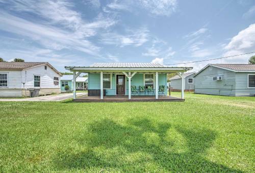 Seadrift Home With Deck And Grill - 5 Blocks To Bay