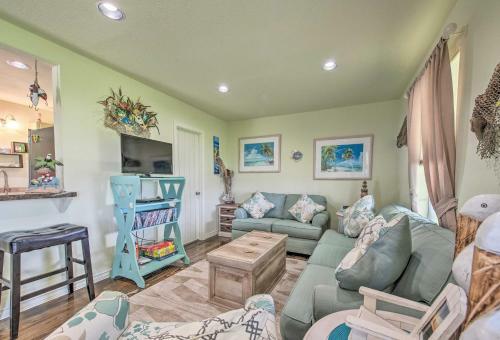 Seadrift Home With Deck And Grill - 5 Blocks To Bay