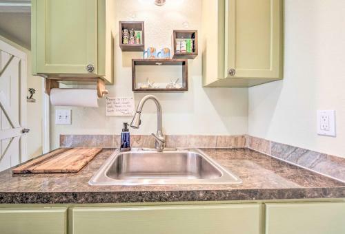 Seadrift Home With Deck And Grill - 5 Blocks To Bay