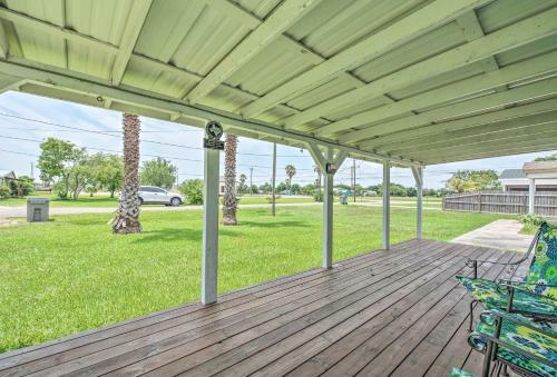 Seadrift Home With Deck And Grill - 5 Blocks To Bay