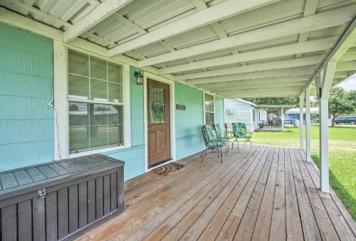 Seadrift Home With Deck And Grill - 5 Blocks To Bay