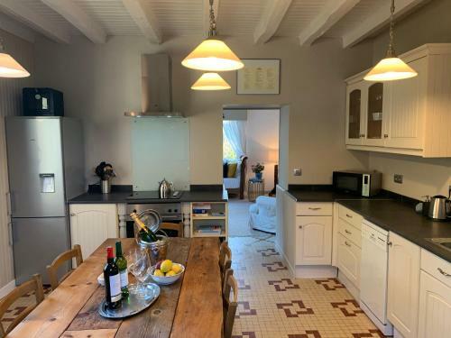 Beautiful 2-bed Manor House Gite In Mauprevoir