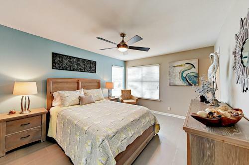 Zin Live Oak Living