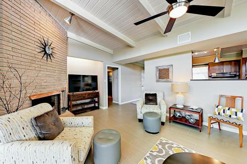 Zin Live Oak Living