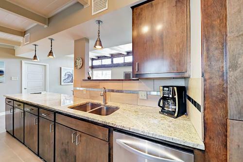 Zin Live Oak Living