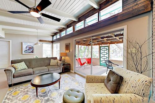 Zin Live Oak Living