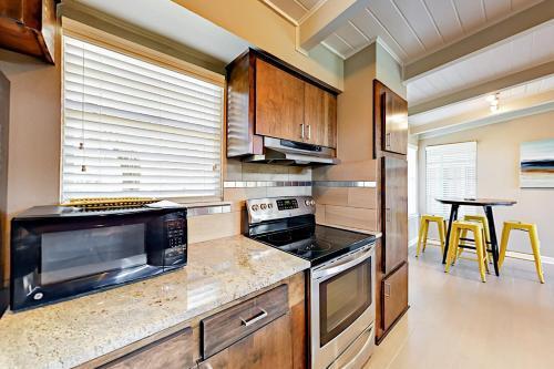 Zin Live Oak Living