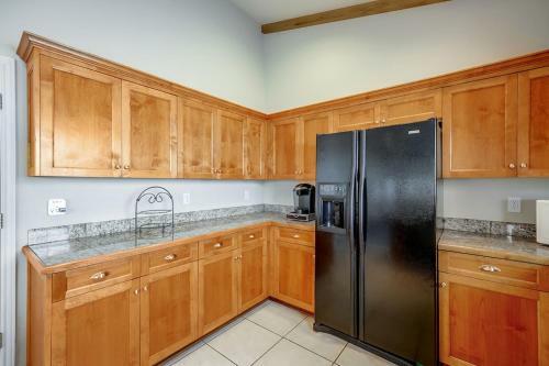 Villa Lake Mcqueeney 10 Bed/16 Person Home!!