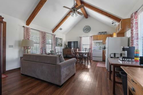 Cottage At Twin Oaks
