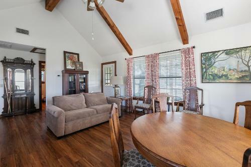 Cottage At Twin Oaks