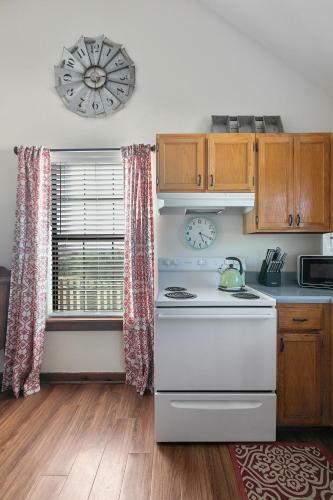 Cottage At Twin Oaks
