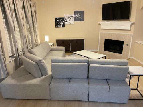 Modern 3br House - Game Room, Office, Backyard