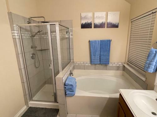 Modern 3br House - Game Room, Office, Backyard