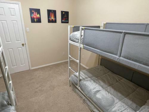 Modern 3br House - Game Room, Office, Backyard