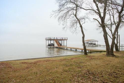 Great Texas Lakefront On Cedarcreek Lake